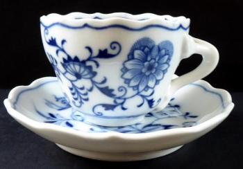 Mocha cup onion pattern - Meissner Ofen-und Porzel Mocha cup onion pattern - Meissner Ofen-und Porzel